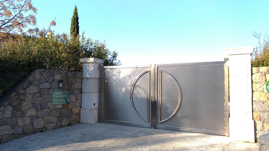 Portail fermé du BnB l'Escale Provençale