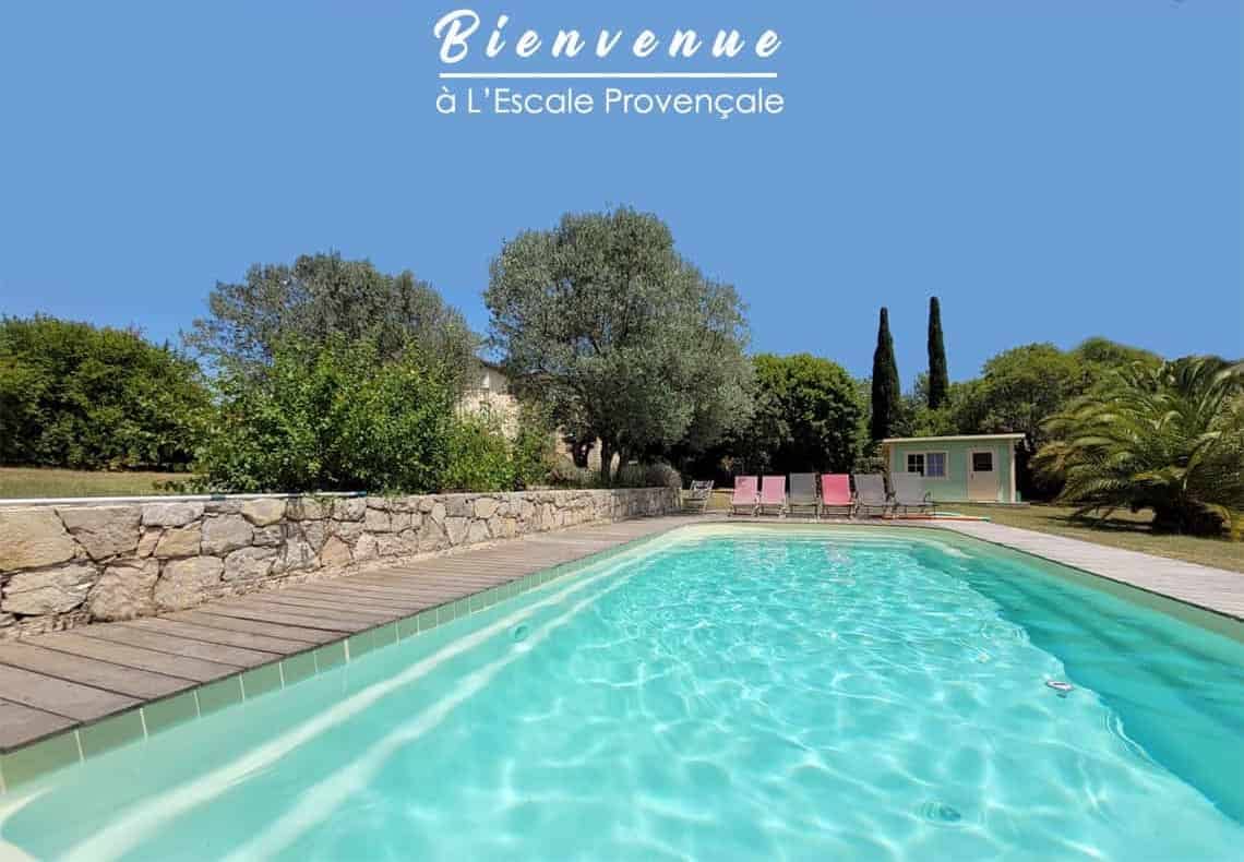 L'Escale Provençale vous offre une piscine pour vous détendre. Vous y êtes les bienvenus.