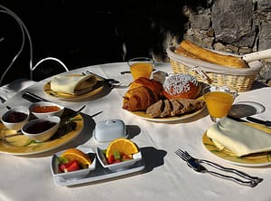 Petit déjeuner sur la terrasse de l'Escale Provençale