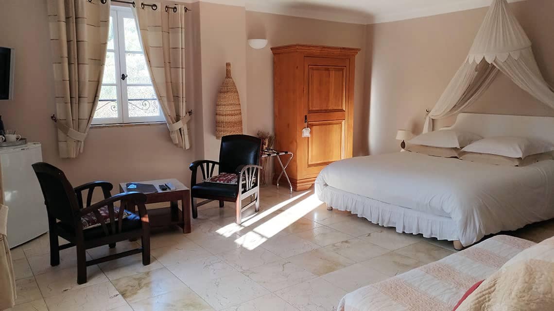 Chambre Terre, avec table basse et fauteuils