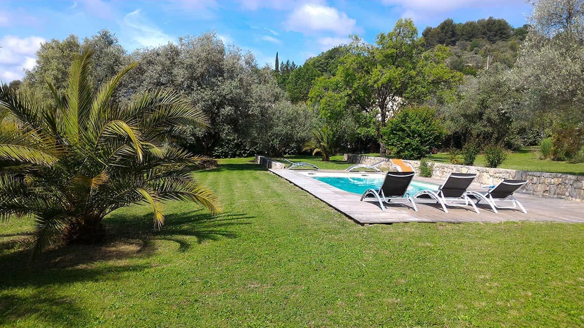 Piscine dans le jardin