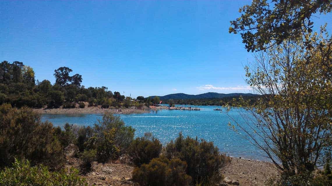 Lac de Saint-Cassien près de l'Escale Provençale