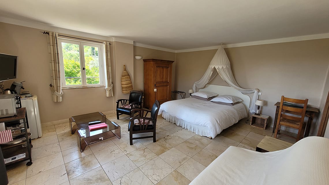 coin cuisine chambre Terre Bnb L'Escale Provençale à Tourrettes