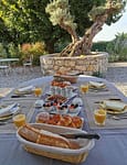 Petit déjeuner à l'Escale Provençale en été