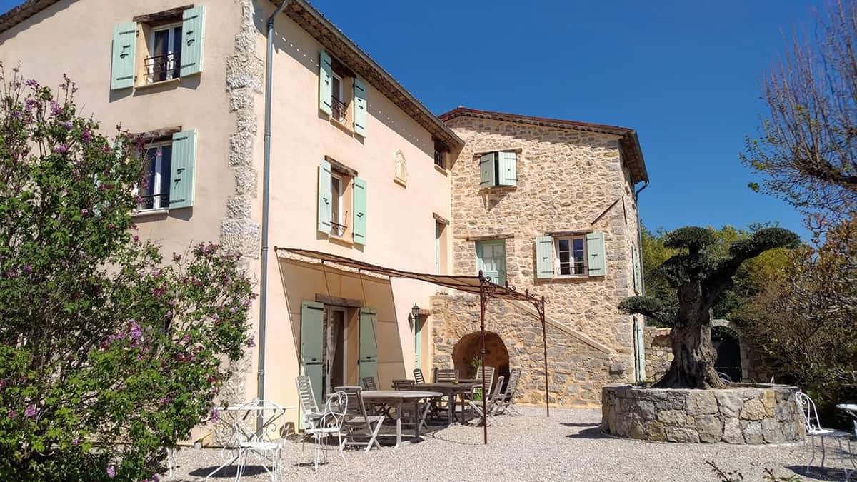 façade en pierre de l'Escale Provençale