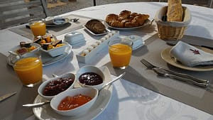 Le petit déjeuner gourmand dans la bonne humeur.