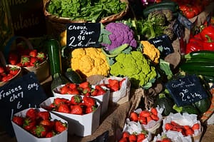 Marché à Fayence avec des produits locaux, régionaux