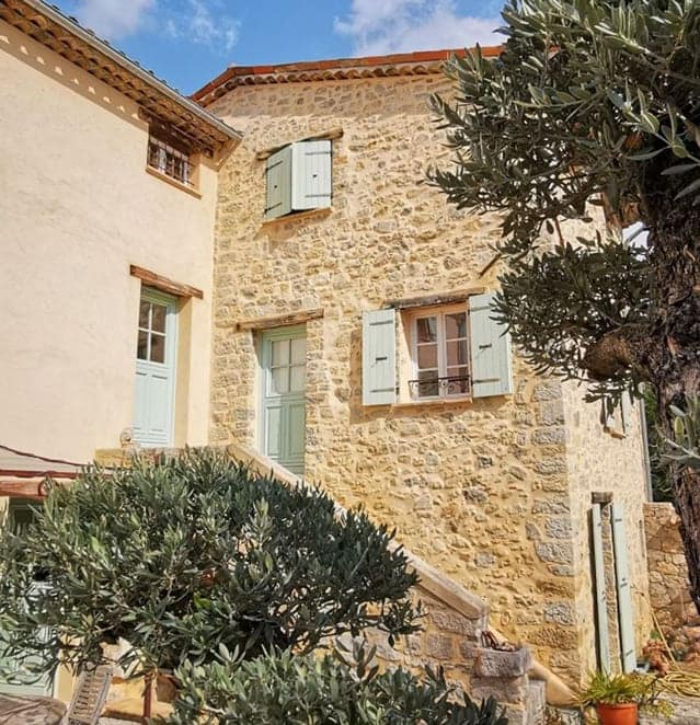 Façade en pierre de l'Escale Provençale, B&B à Tourrettes