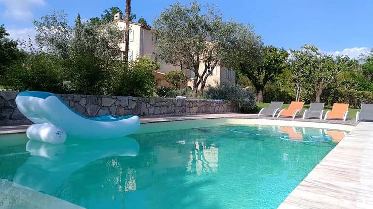 Détente près de la piscine à l'Escale Provençale