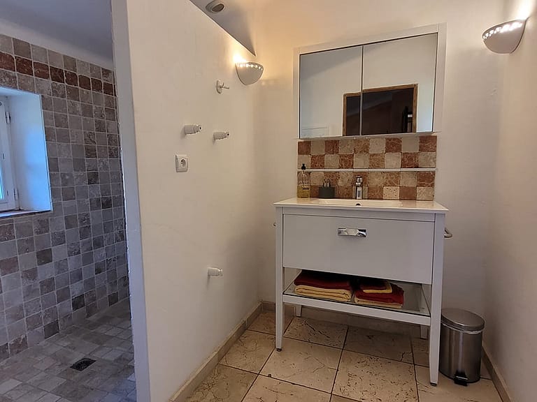 Salle de douche de la chambre Soleil à l'Escale Provençale