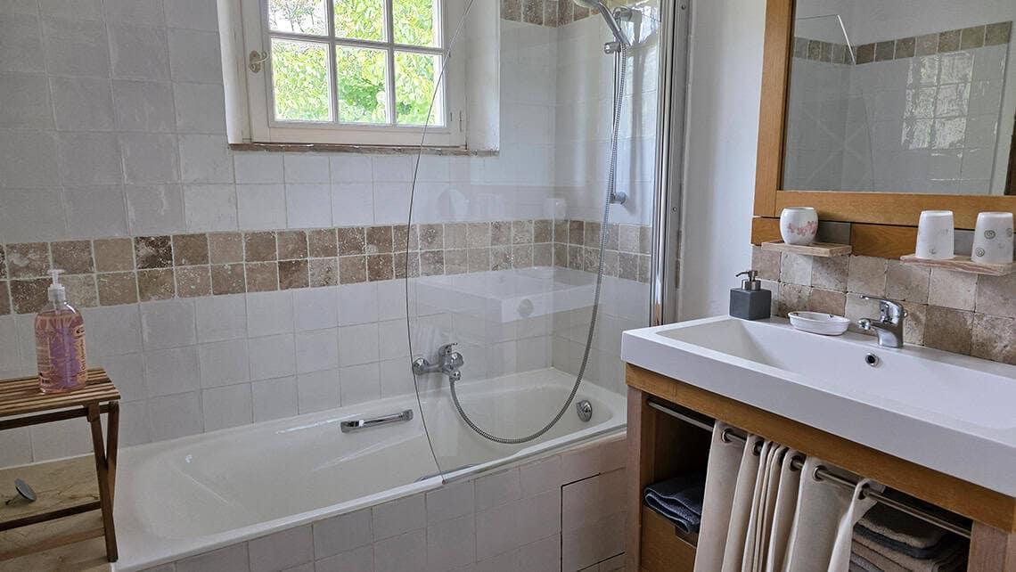 Salle de bains de la Chambre Terre à l'Escale Provençale en 2026